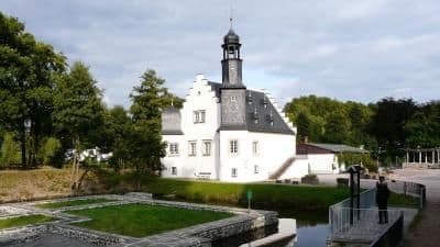 Schlößchen mit Grundmauern Festes Haus
