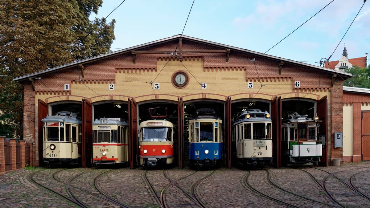 Frontansicht mit Wagenparade