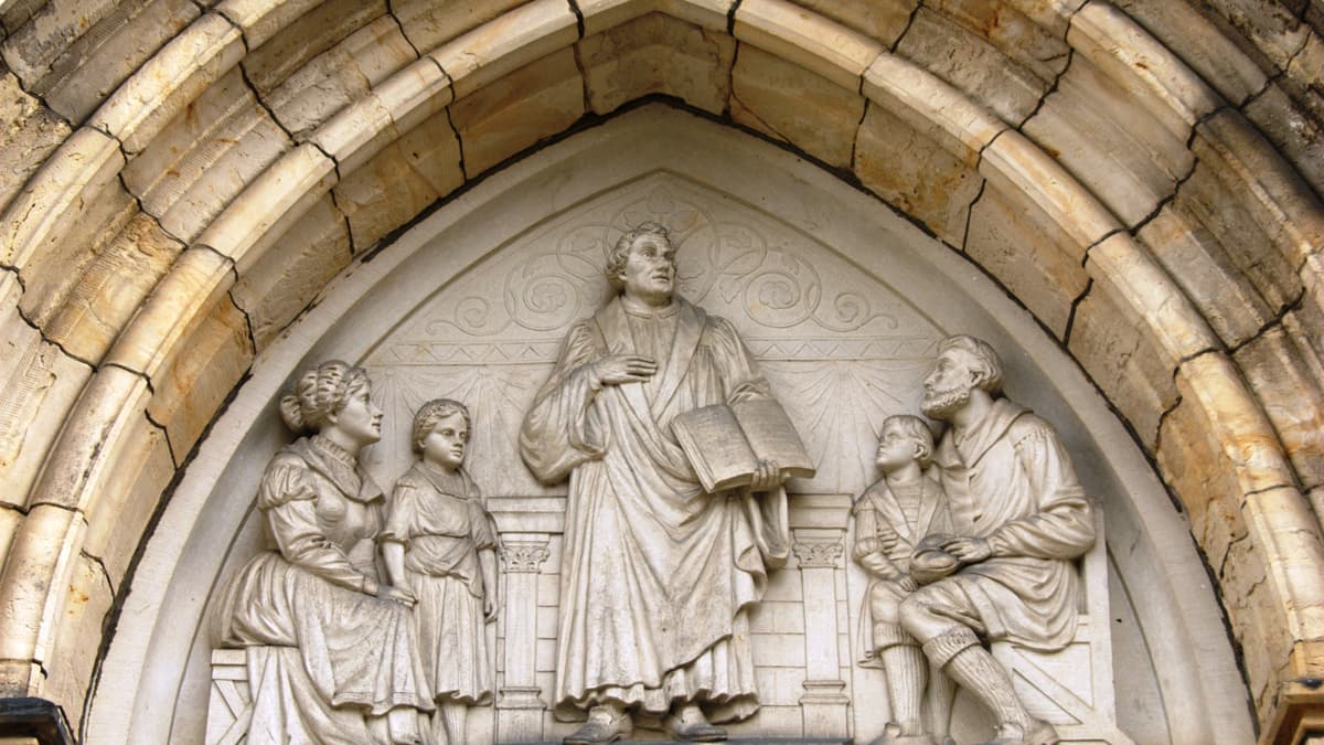 Steinmetzarbeit über dem Hauptportal Wilhelm Sagebiel