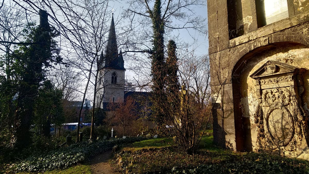 Blick von der Friedenskirche auf dem Johannisfriedhof über diesen nach Süden zur abgetrennten Kirche St. Johannis Baptist