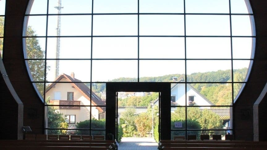 Kath. Kirche St. Pius X. – Blick vom Altar auf die Stadt