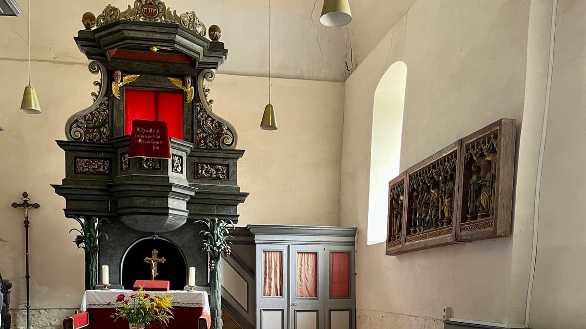 Altar, Taufstein & Flügelretabel mit Halbrelieffiguren