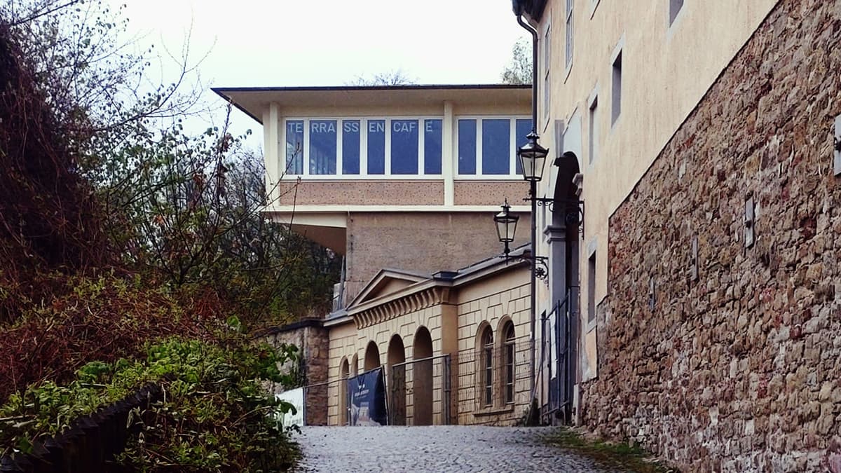 Eingang schlosshof mit Terrassencafe
