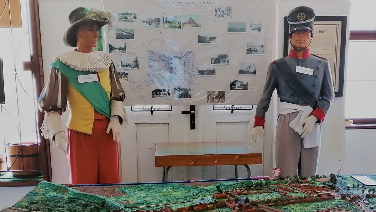 Innenraum mit altem Stadtmodell