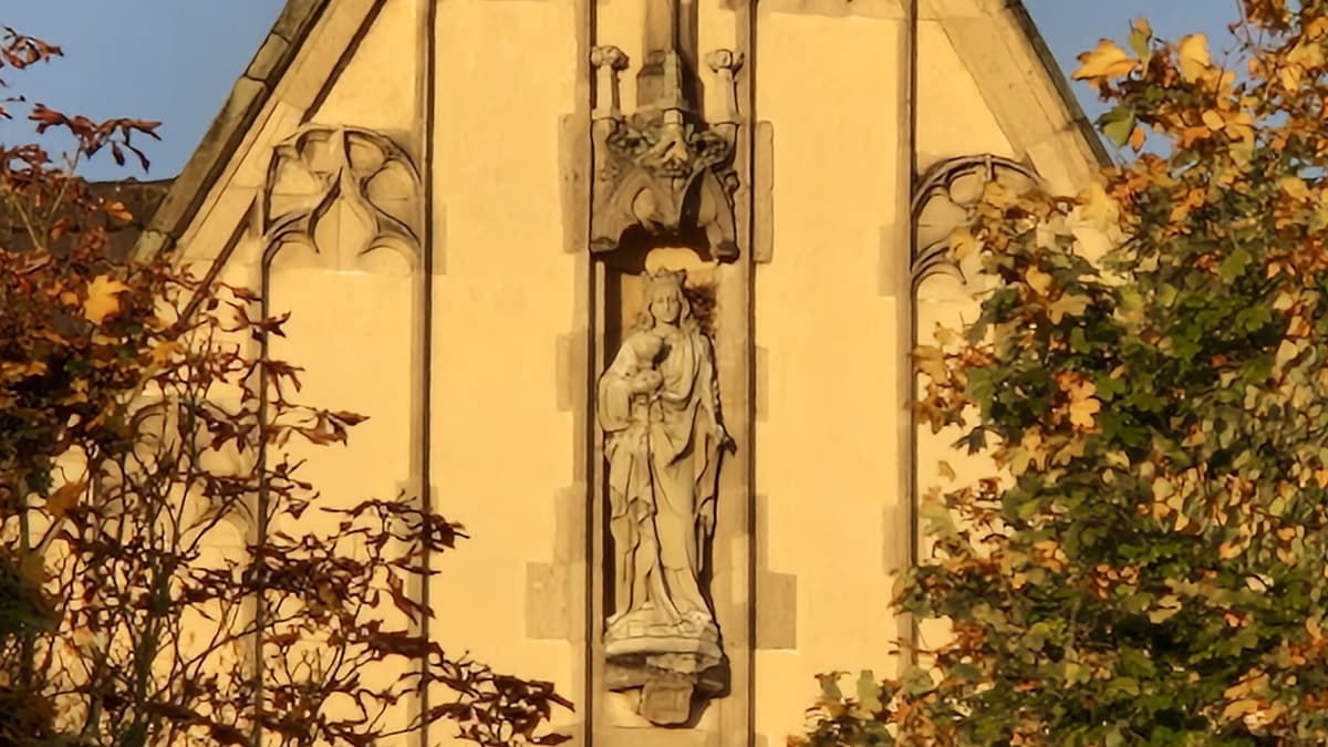 Hl. Barbara an der Ostfassade