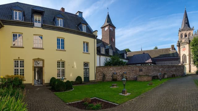 Kanonikerwohnhaus mit Rokokosaal und Gartenpavillon