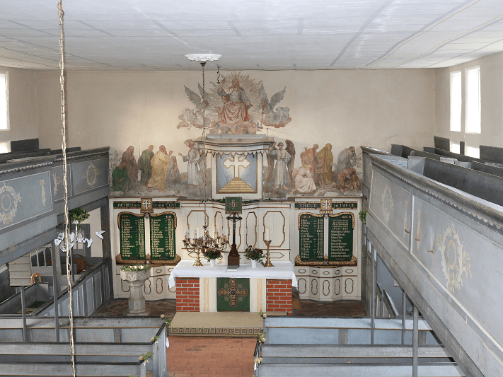 Fachwerkkirche Kirch Jesar - Altar und Innenraum