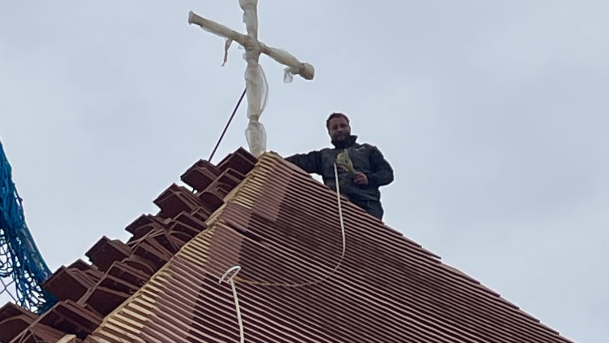Dachdeckung und Kreuz