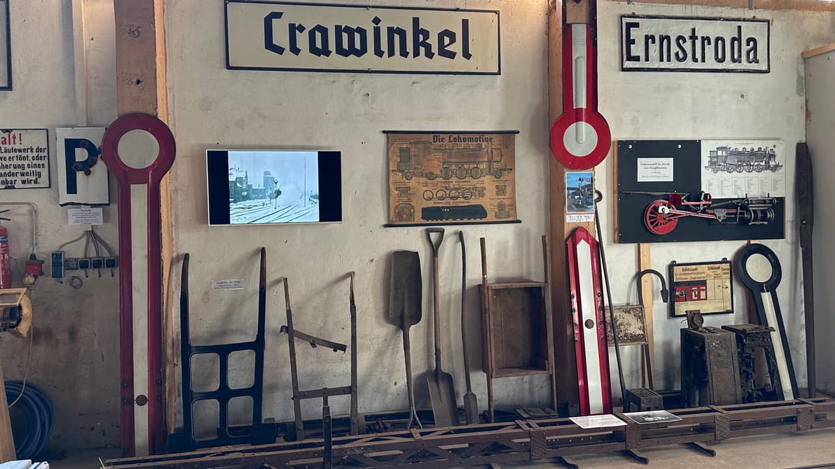 Gestaltete Wand im Eisenbahnmuseum