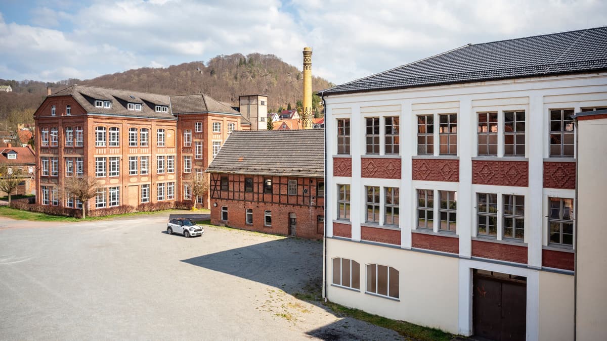 Blick vom Dach des Maßstabwerks in den Hof