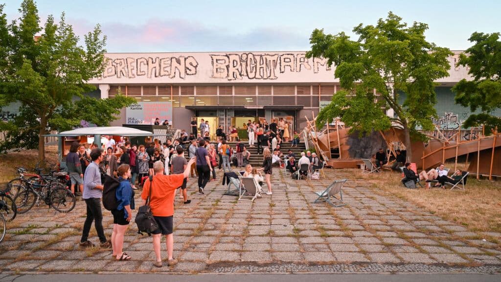 Außenansicht zur Eröffnung der Gastausstellung der Friedrich-Ebert-Stiftung, "Fragments from Now for an Unfinished Future", 2022