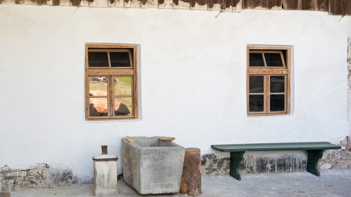 Ehemaliger Stallbereich mit historischen Fenstern