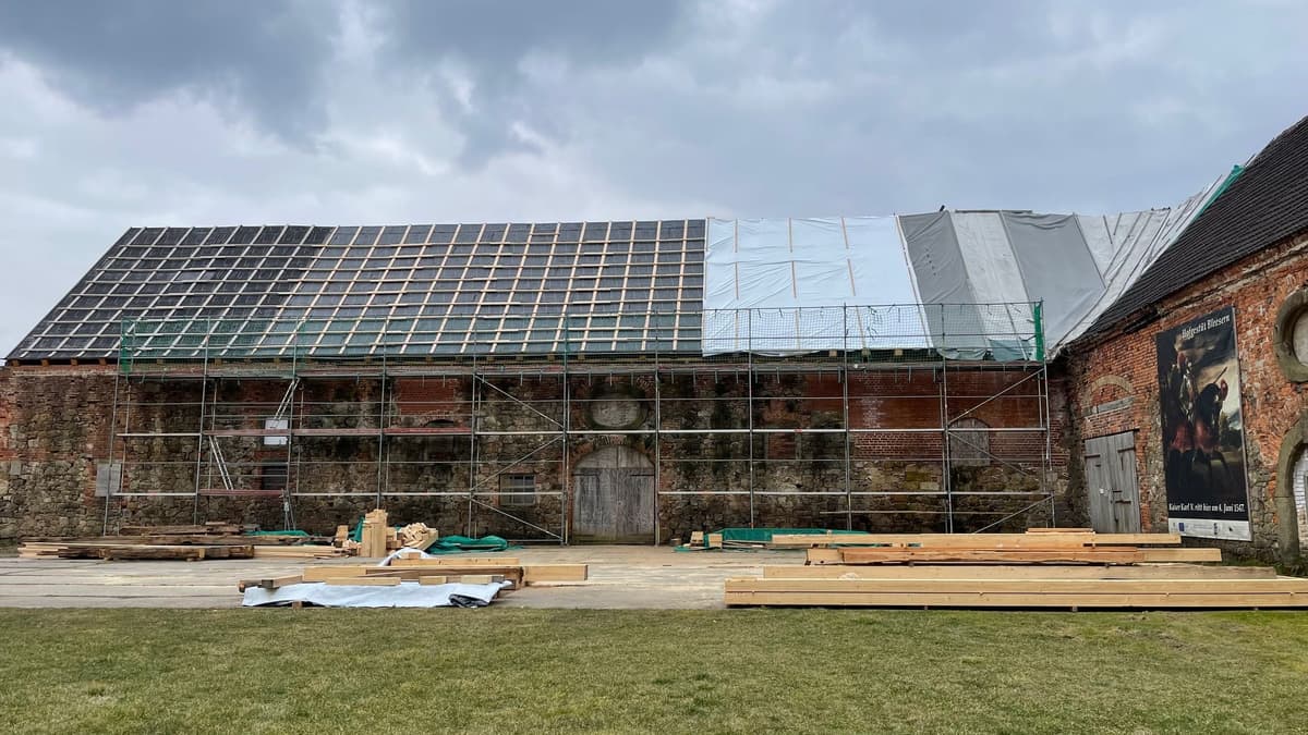 Bleesern, ehemaliger Stutenstall während der Reparatur des Daches
