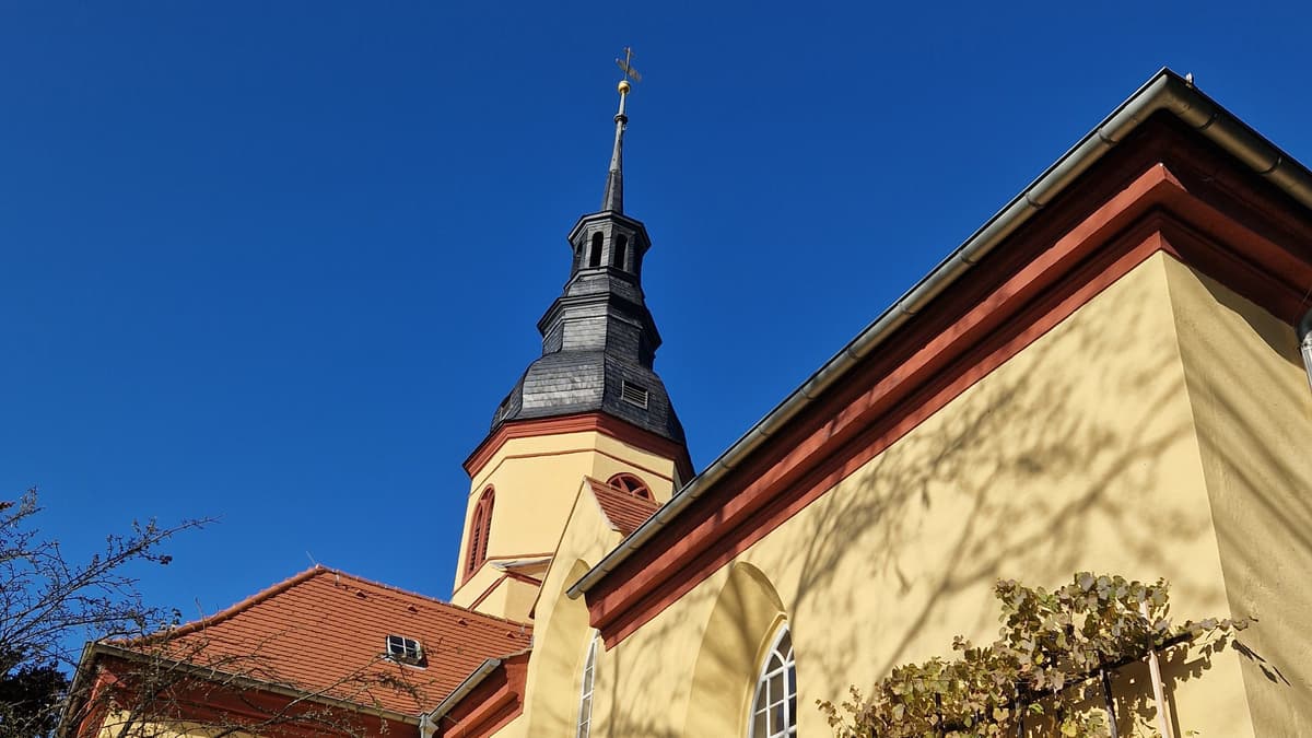 Seite des Haupteinganges mit Blick zum Turm