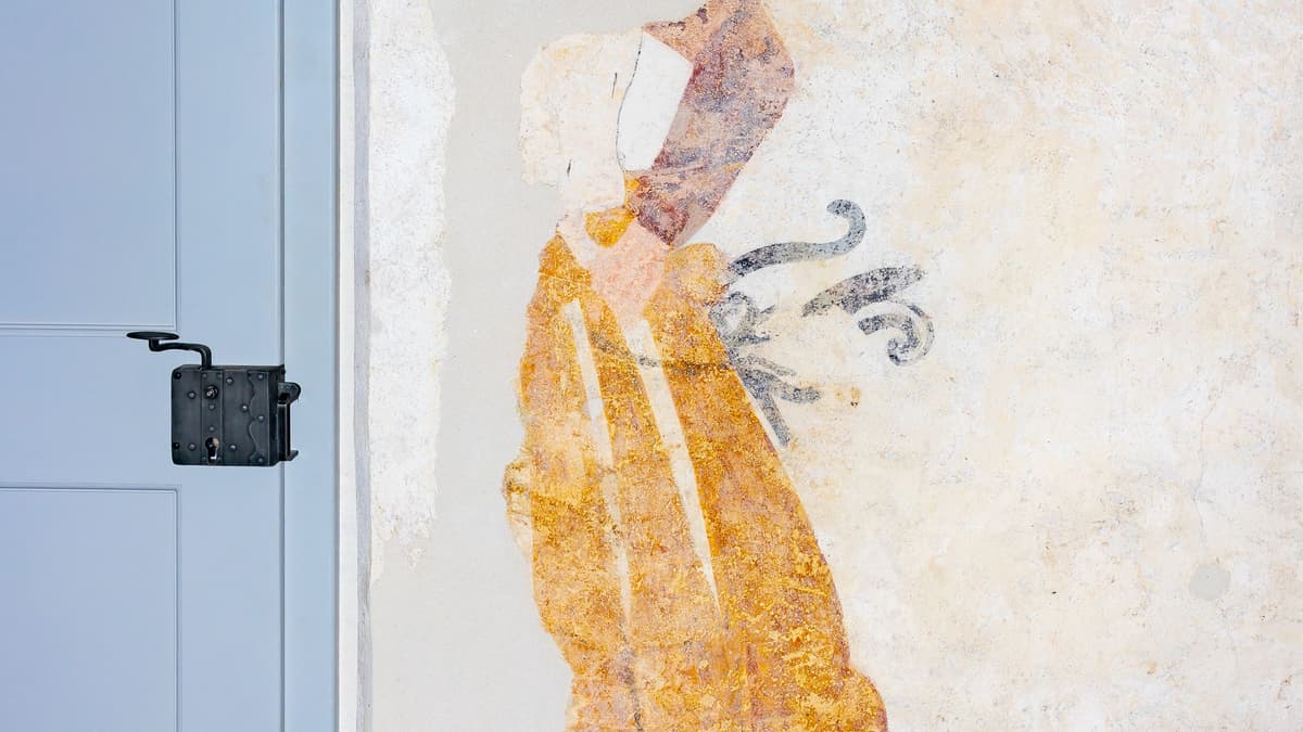 Türwächterfigur im Erdgeschoss