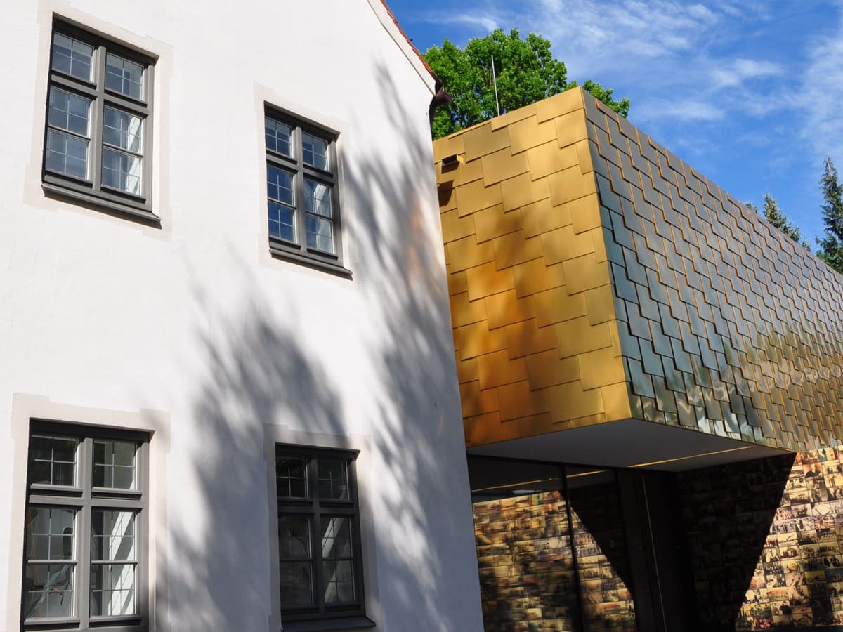 Außenansicht von Alt- und Neubau