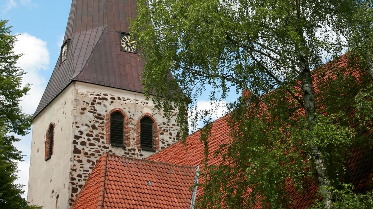 Kirchturm von St. Petri in Großburgwedel