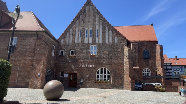 Rathaus (ehem. Franziskaner-Kloster)