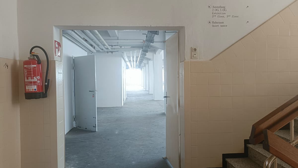 Blick vom Treppenhaus in Lagerräume des OGs