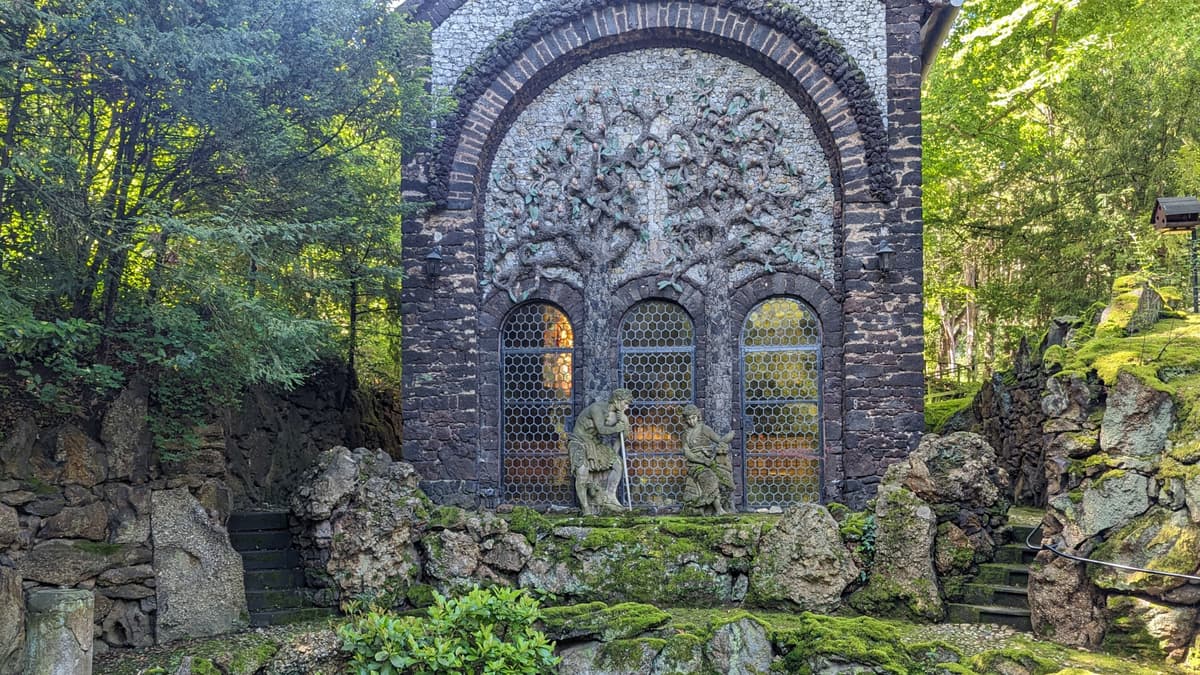 Eva und Adam mit Kain im Paradiesgarten