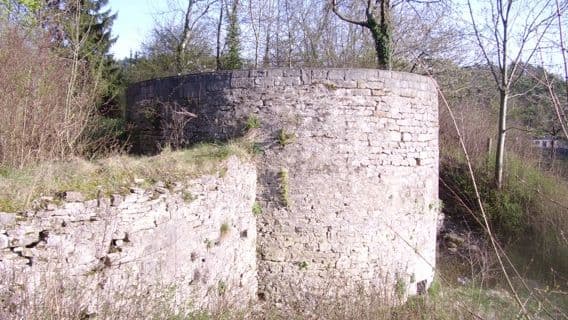 Turm und sanierungsbedürftige Mauer