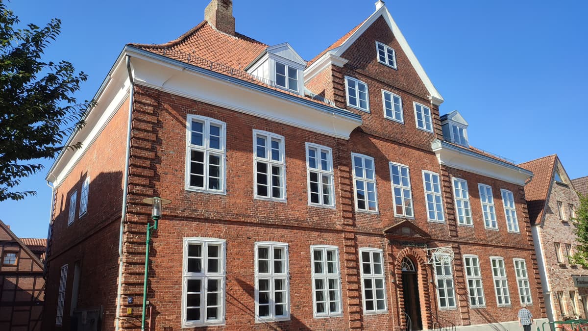 Straßenansicht mit Südgiebel