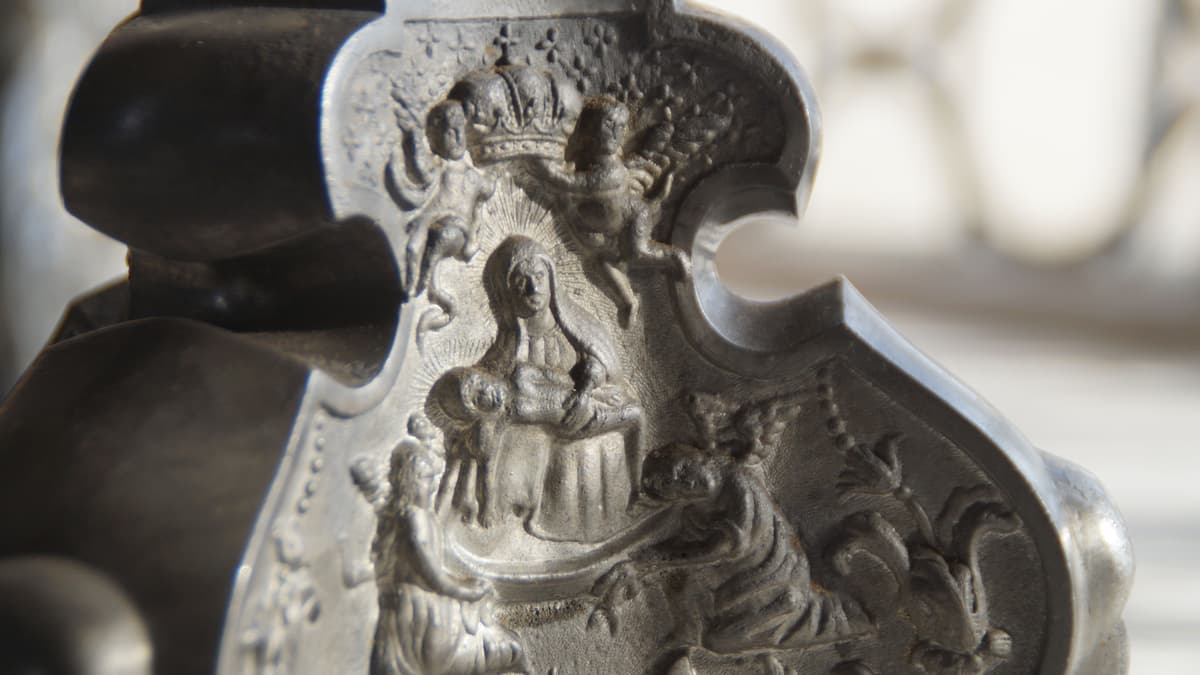 Detail am Fuß des Altarkreuzes der Kirche Kreba