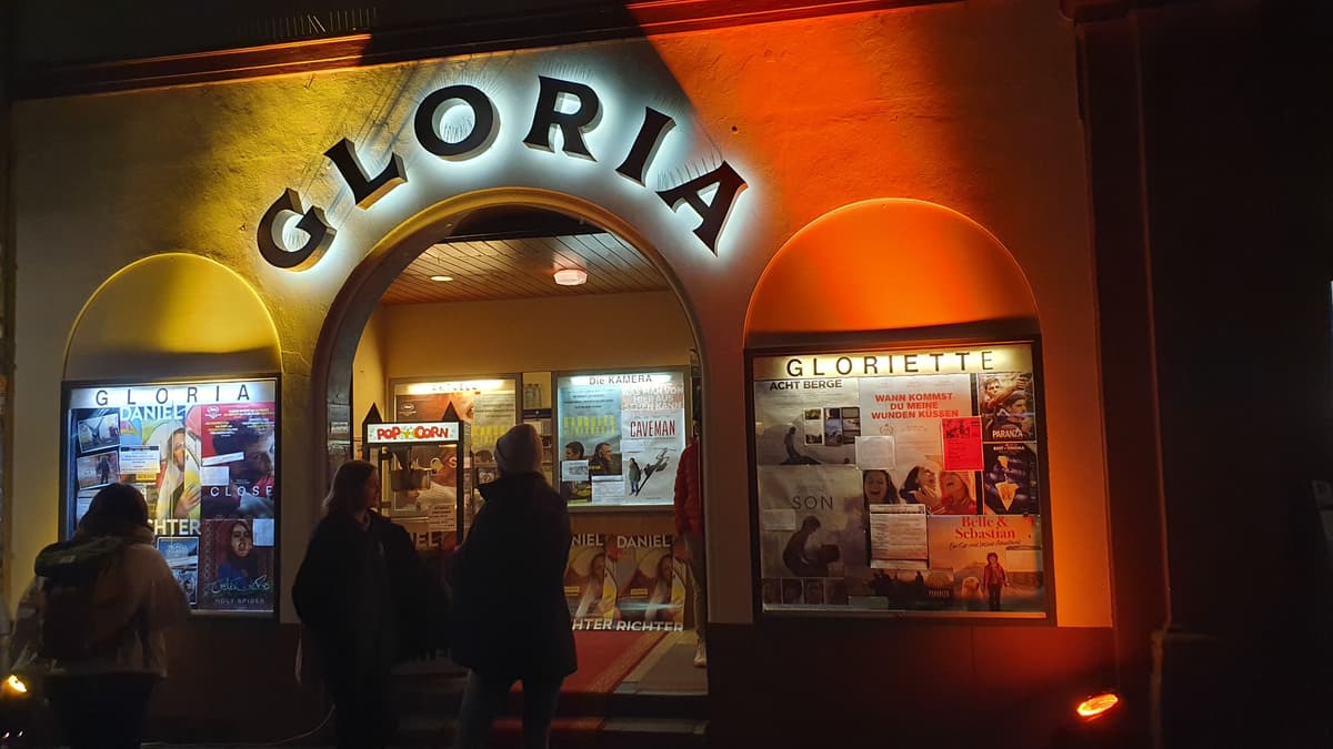 Gloria-Fassade, bunt beleuchtet