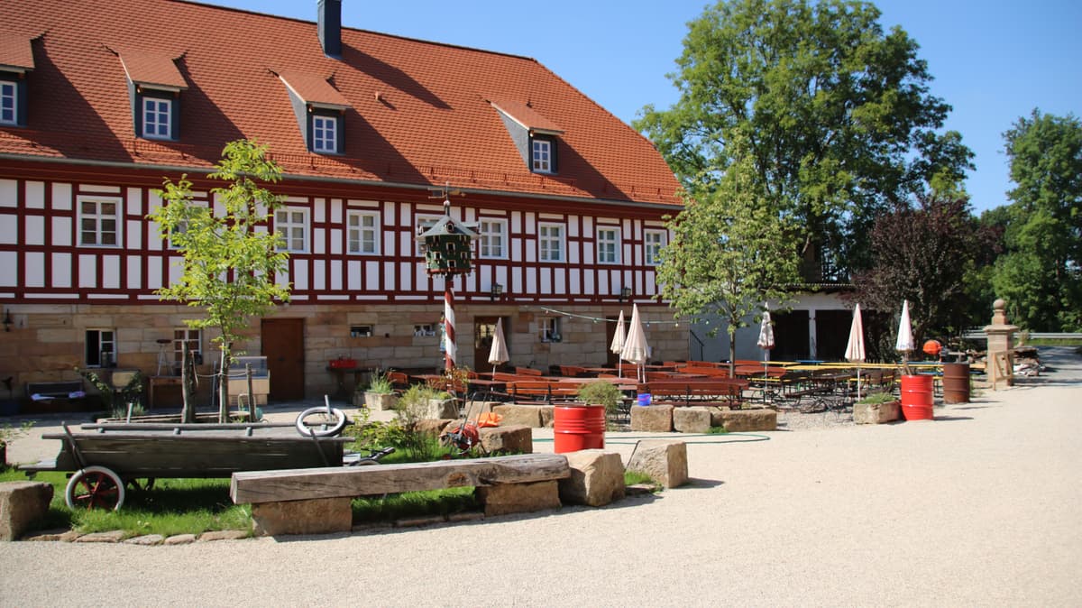 Ochsenhof, Hofansicht mit Biergarten
