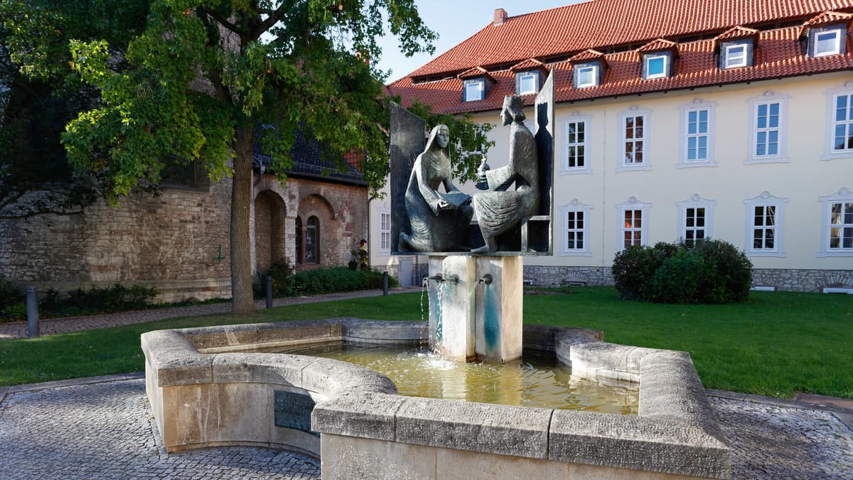 Abtei mit Roswitha-Brunnen