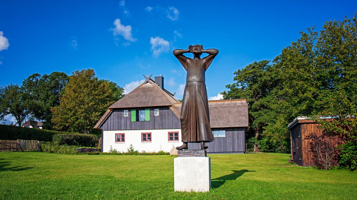 Ansicht des Ostgiebels mit Skulptur „Rufer“