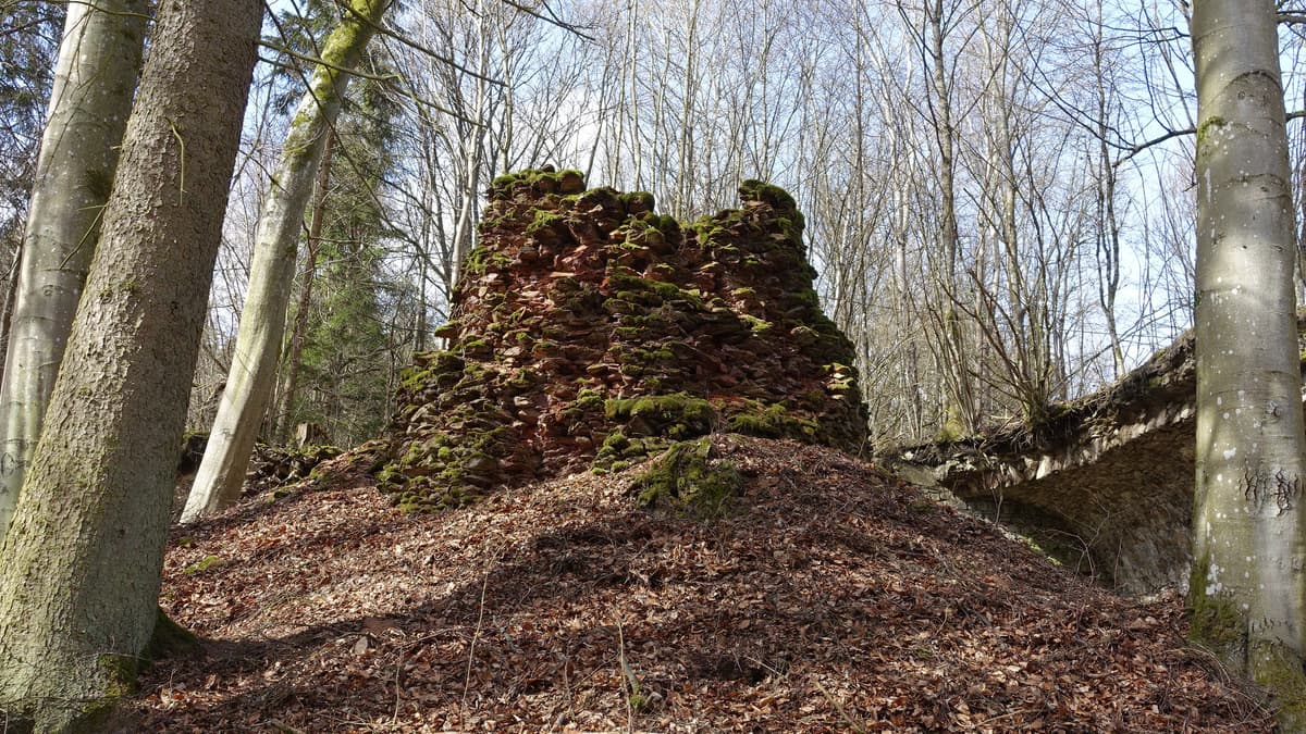 Der Hochofen ist noch mehrere Meter hoch erhalten