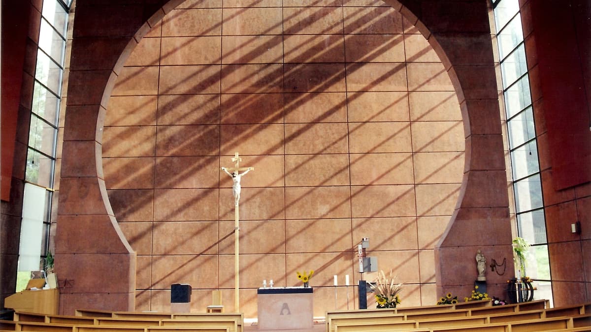 Kath. Kirche St. Pius X. – Innenraum mit Blick zum Altar