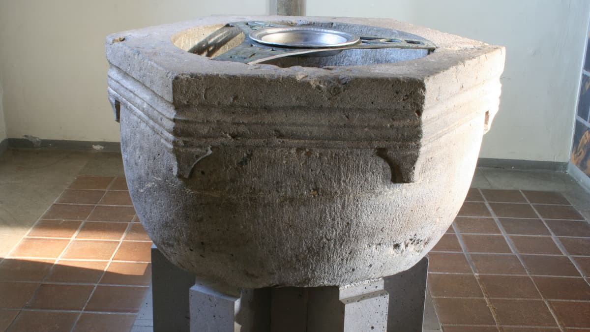 Alter Taufstein in der romanischen Kirche Flammersfeld