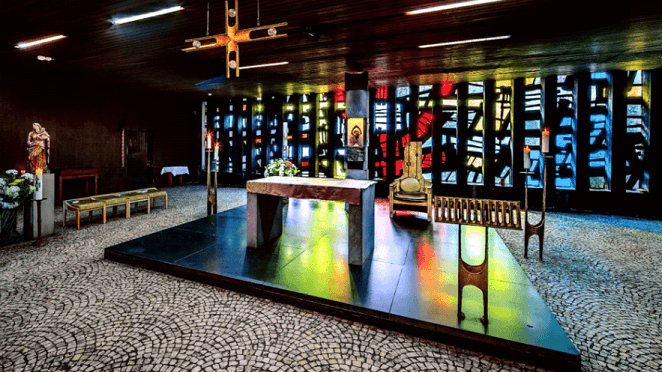 Betonglasfenster der Unterkirche von Hubert Spierling (1925-2018)