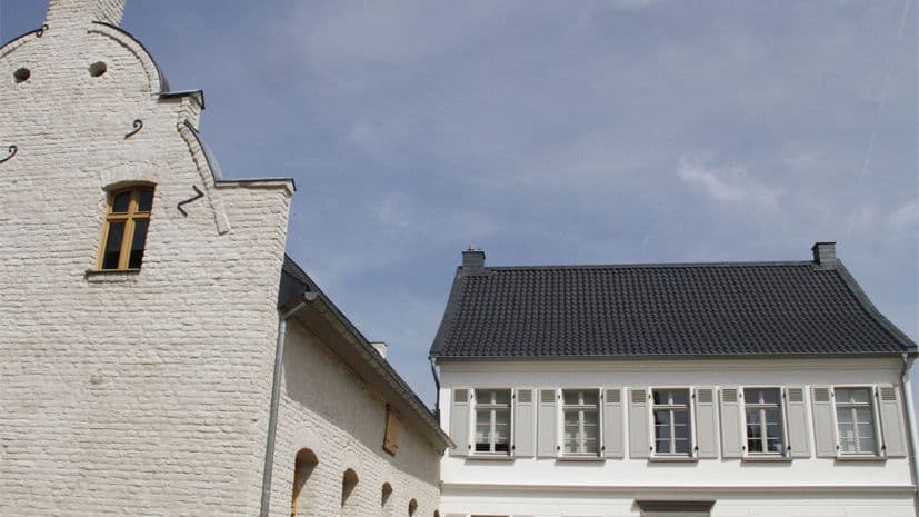 Das Alte Pastorat von 1653 wurde aufwendig saniert daneben das jetzige Pfarrhaus aus dem Jahr 1858.