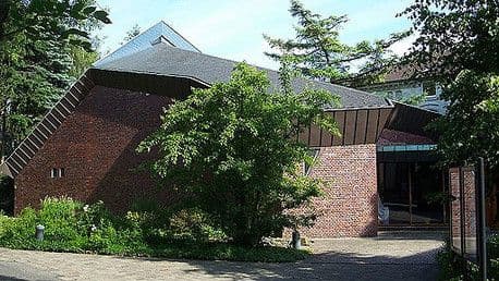 Kaum zu glauben: Mitten im Ruhrgebiet in Bochum wurde 1966 der futuristische und zugleich schlichte Kirchenbau Johanneskirche realisiert. Das Werk von Hans Scharoun - bedeutender Architekt des 20. Jahrhundert - ist in jeder Hinsicht ein bemerkenswertes Denkmal nationaler Bedeutung.