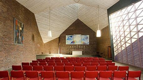 Im Innenraum dominiert die rechte Seite eine Lichtwand. Scharoun sagte, die Wand im Ganzen solle das Licht herein lassen. Damit die nicht zuviel wurde, teilte er die Wand diagonal. Bilder von Otto Ritschel und Fritz Winter sowie Kerzenleuchter von Wagenfeld zieren das Innere.