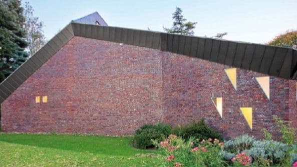 Die Straßenansicht gibt sich zurückhaltend. Die dreieckigen Fenster setzen Lichtakzente im Inneren und finden sich als Stilelemente auch an der Berliner Philharmonie von Hans Scharoun wieder. Die beiden Fenster links stehen als aufgeschlagenes Buch zur inneren Kanzel