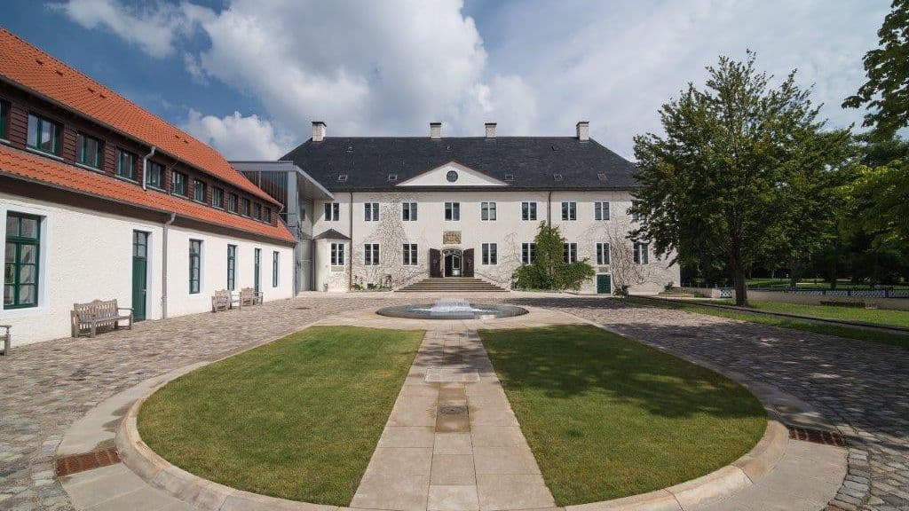 Innenhof mit grünen Rasenflächen