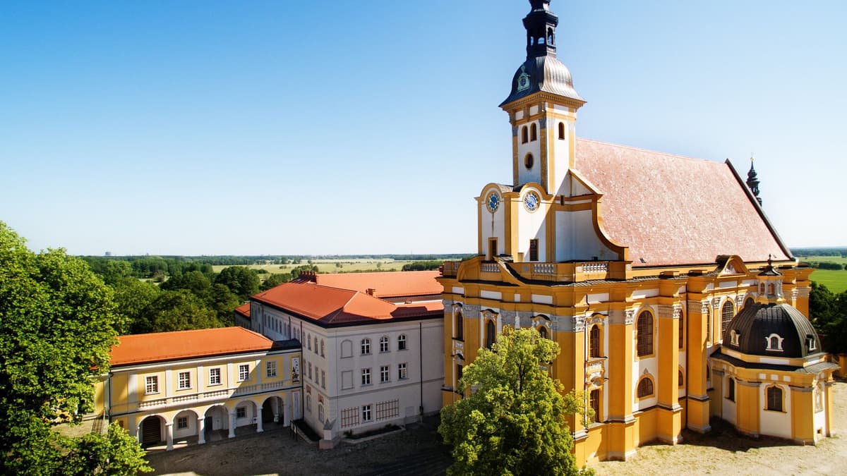 Luftaufnahme Kloster Neuzelle mit der Stiftskirche St. Marien