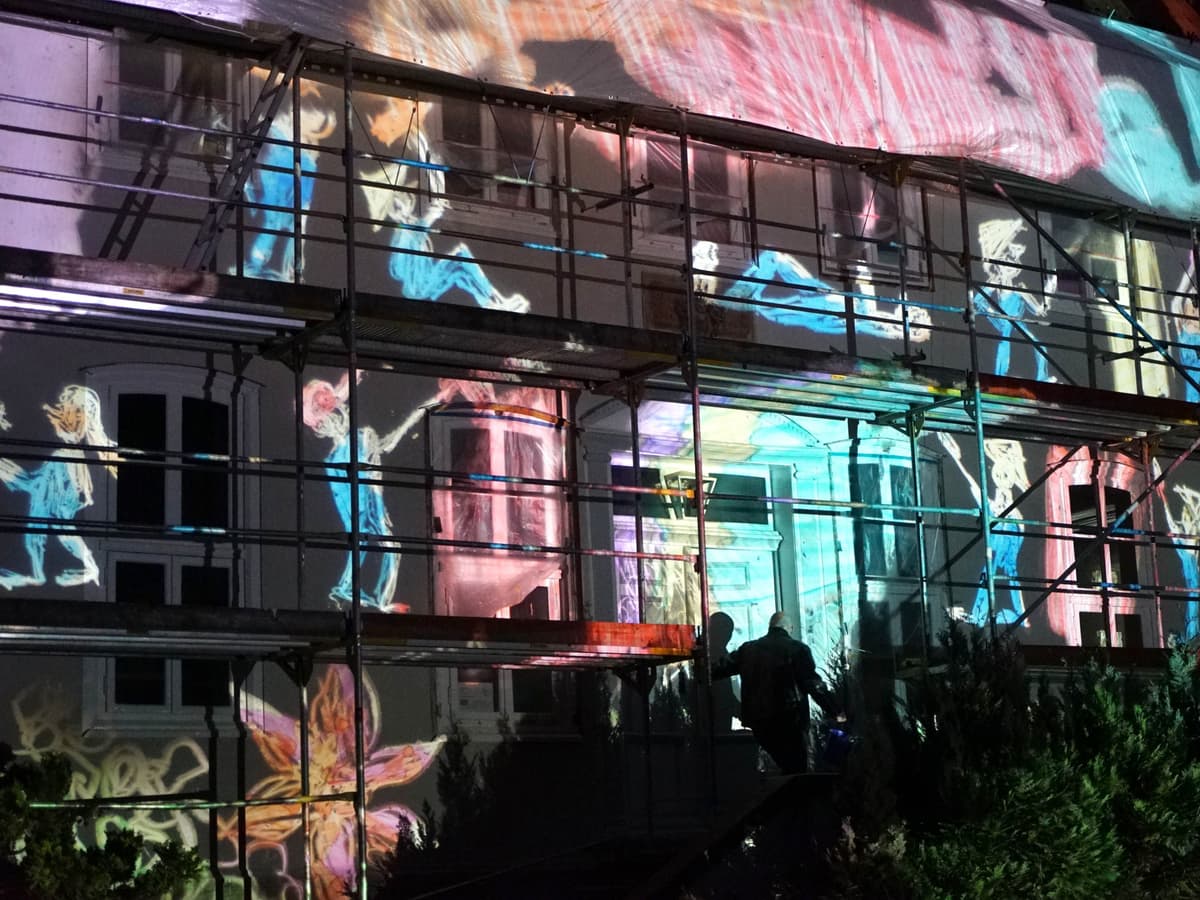 Projektion auf der Schlossbaustelle von Nikola Dicke