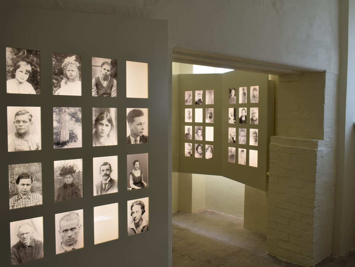 Gedenkbereich mit Portraits der Opfer der Tötungsanstalt Bernburg