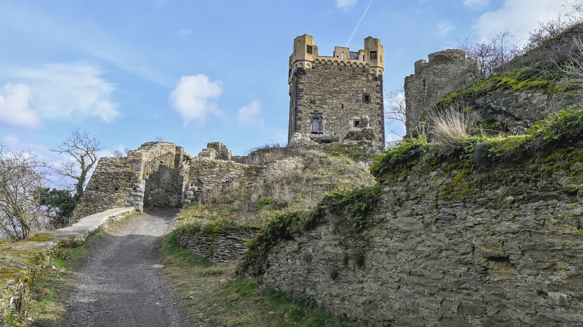 Burg Wernerseck - Zugang von Westen