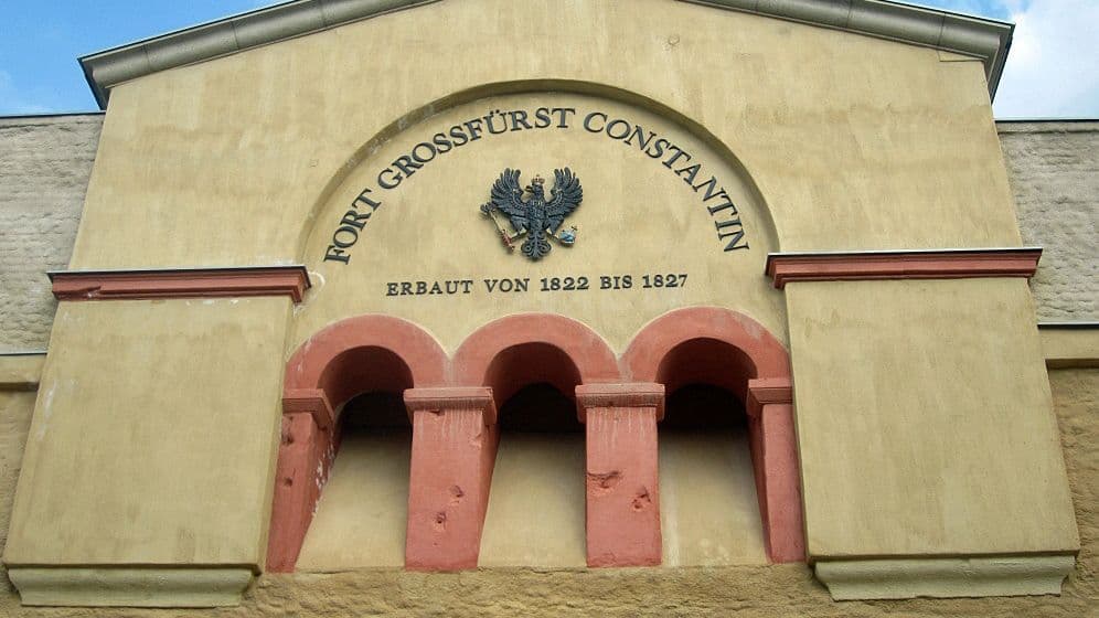 Außenfassade über dem Haupttor des Forts Großfürst Constantin