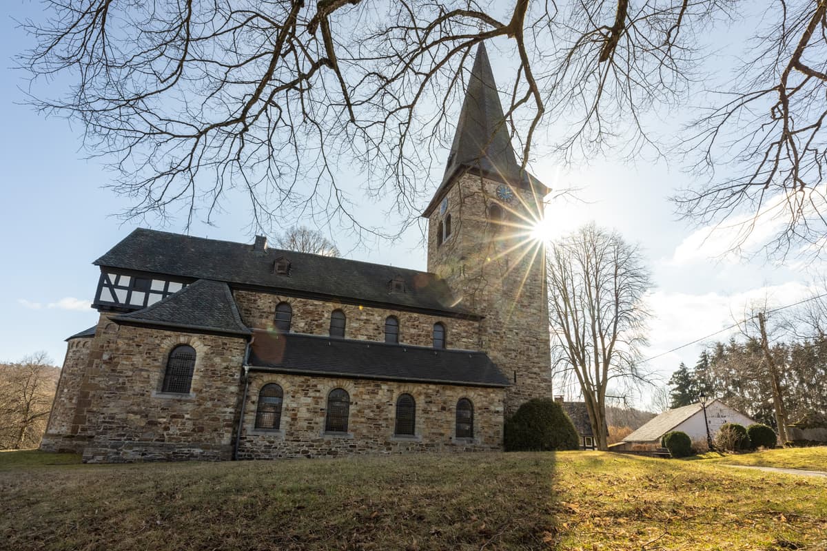 romanische Kirche Mehren mit Fachwerkaufbau