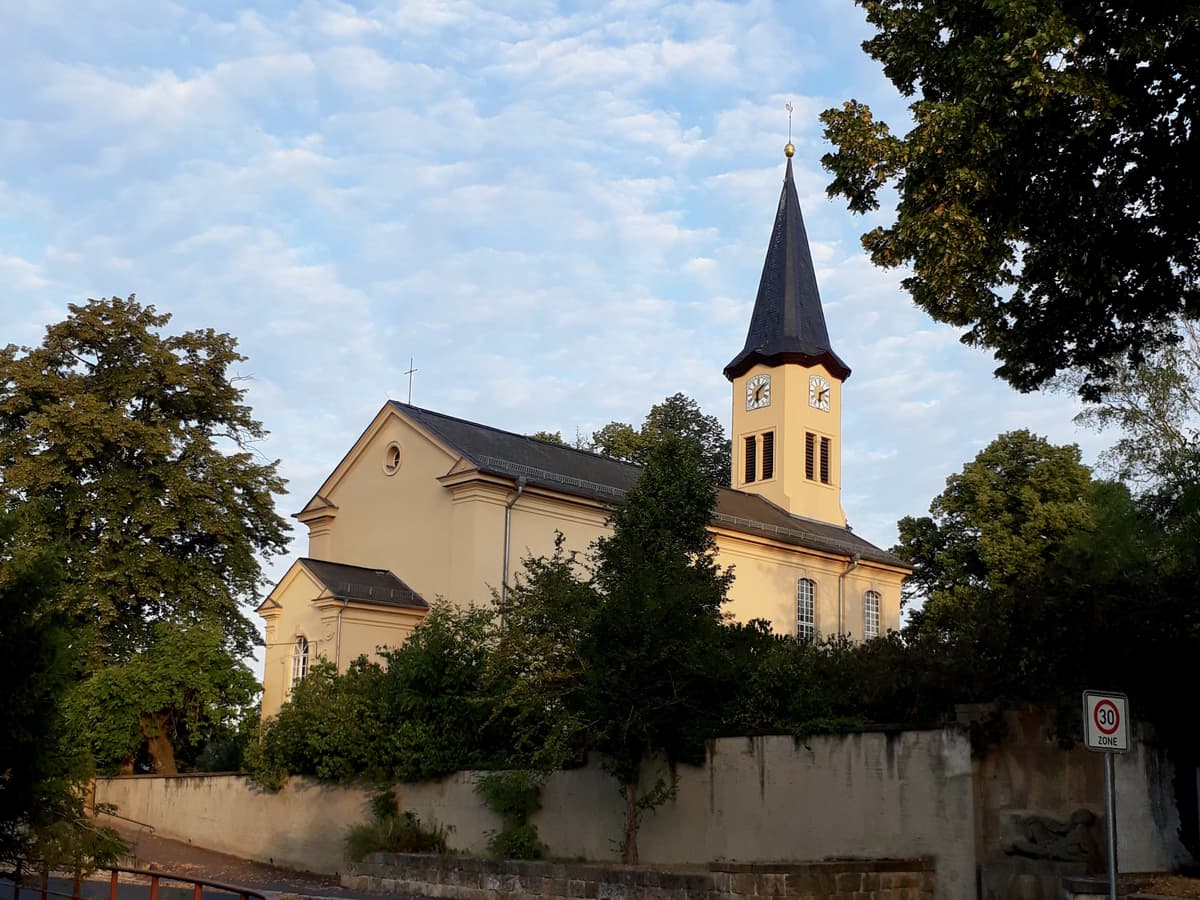 Kirche Niederau Seitenansicht