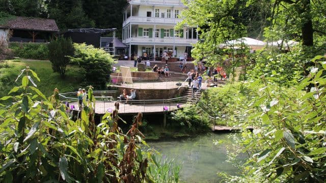 Wolfsbrunnen-Anlage mit historischen Gebäuden und Quellfassungen