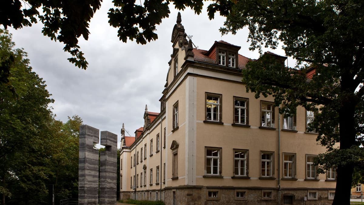 Gedenkkreuz vor der Gedenkstätte Pirna-Sonnenstein