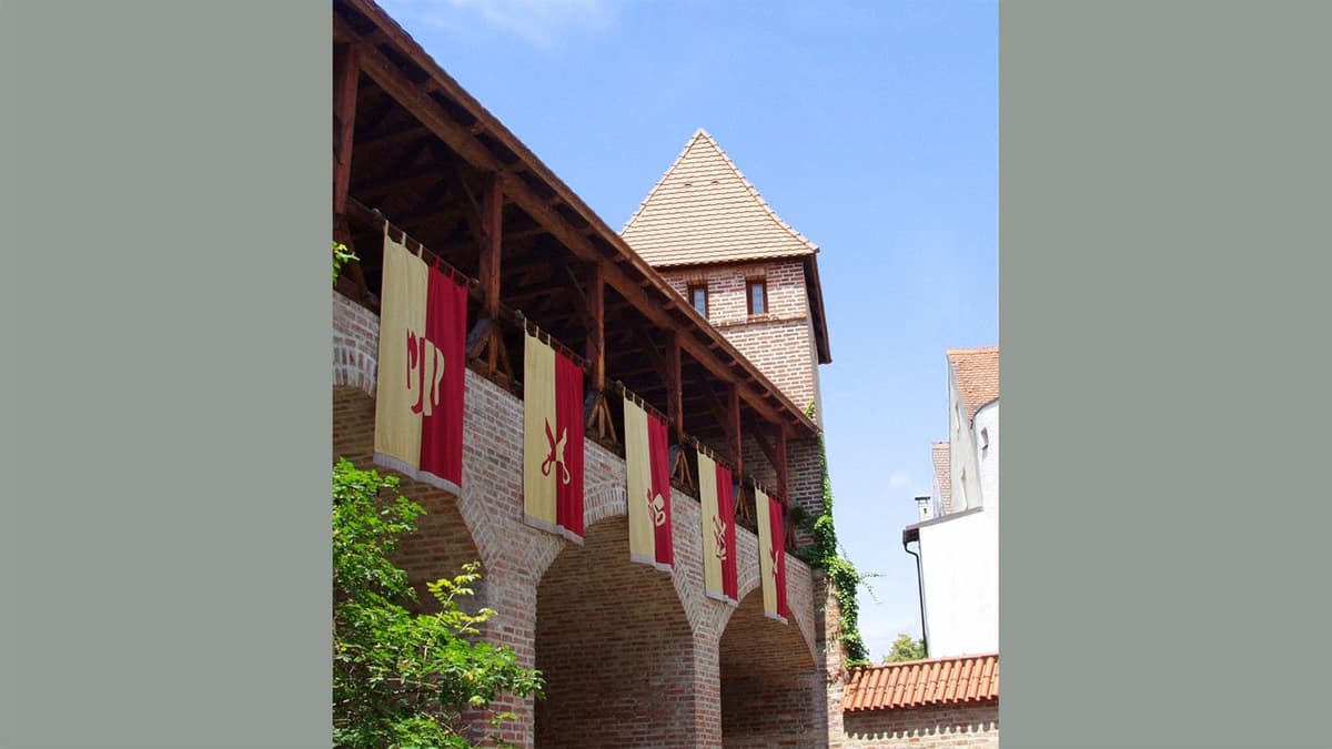 Bauzunfthaus mit historischem Wehrgang und Stadtmauerturm